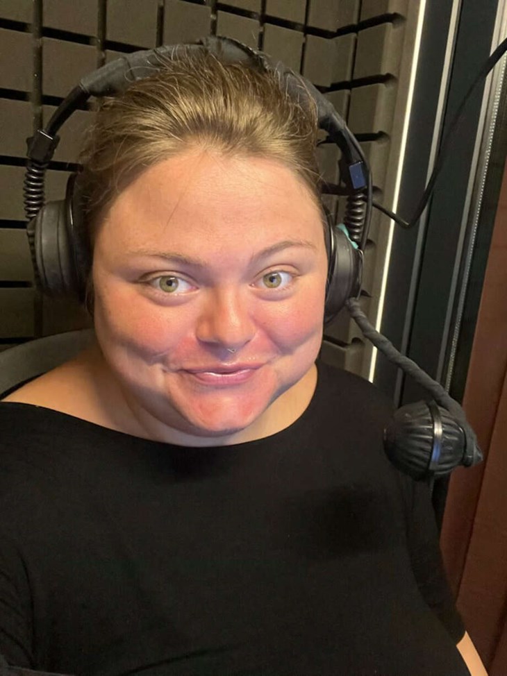 Isabelle Kyed i studion. "Det blir rätt varmt i den lilla studion efter en timme så då fick jag ta paus en stund", berättar hon. Foto: Privat