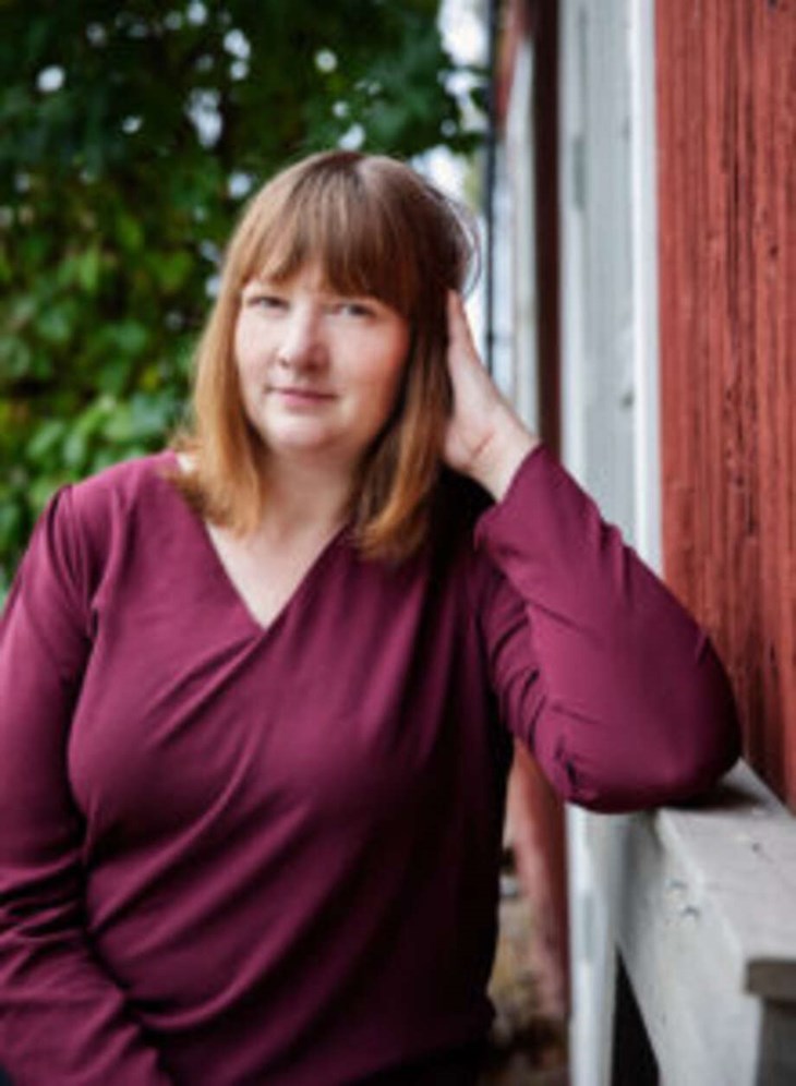 Skedviförfattaren Karin Janson ville ha någon som kunde läsa på dialekt när hennes nya bok "Fel sida älven" skulle läsas in som ljudbok. Valet föll på Isabelle Kyed. "Resultatet blev nästan FÖR bra", säger Karin. Foto: Maria Hansson