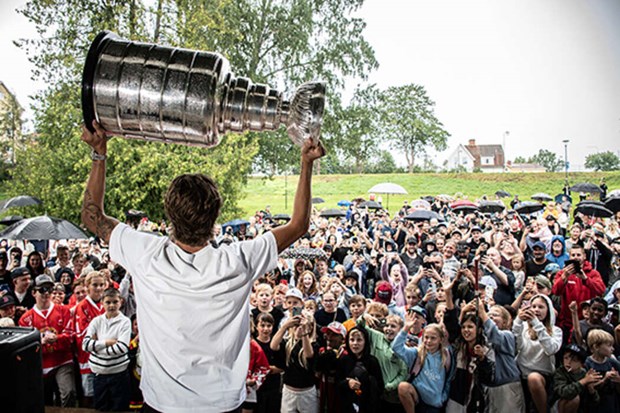 Stanley Cup-bucklan kom till stan – efter krångel i tullen
