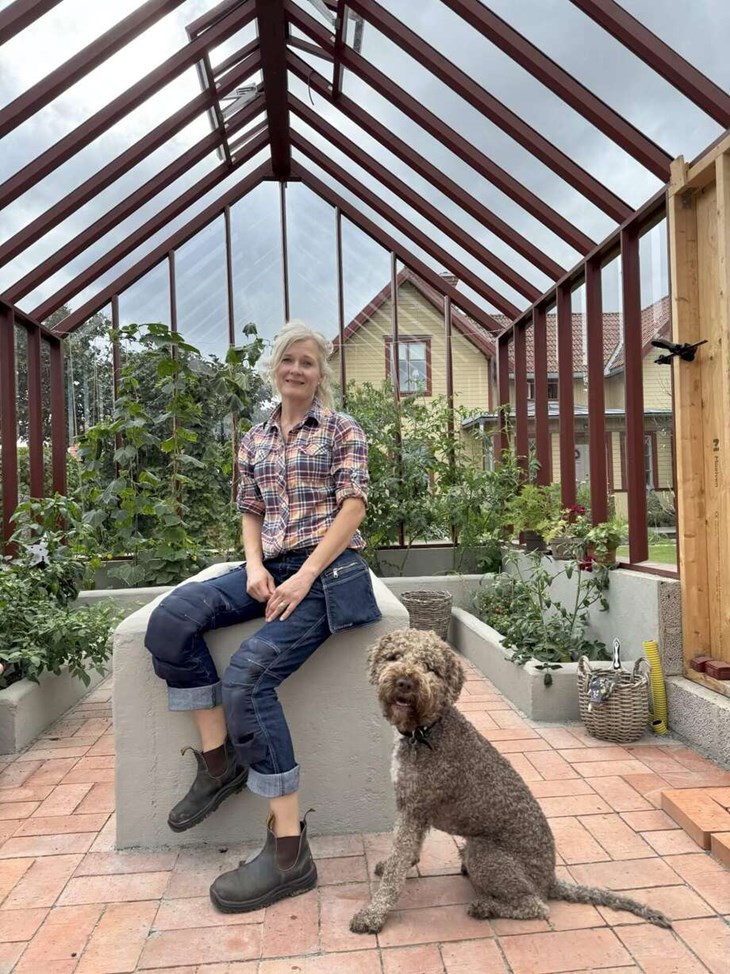 Vid en husförsäljning kan det kännas motigt att lägga tid och energi på trädgården. ”Men det är där jag kommer in”, säger trädgårdsmästaren Ulrika Melin, som satsar på trädgårdsstyling. Här tillsammans med hunden Gillis, som ibland får följa med på uppdra