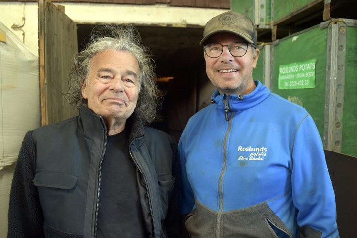 Karl H Kruse och Per-Anders Roslund, som vittnar om ett tufft potatisår. Tranor, regn och värme har ställt till det för potatisodlarna. Foto: Pär Sönnert