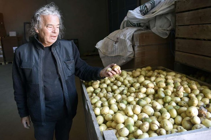 Karl H Kruse betonar att 95 procent av potatisen han använder sig av är potatis som ska kasseras. "Jag ahr fått höra att jag leker med maten men så är det inte", säger han. Foto: Pär Sönnert