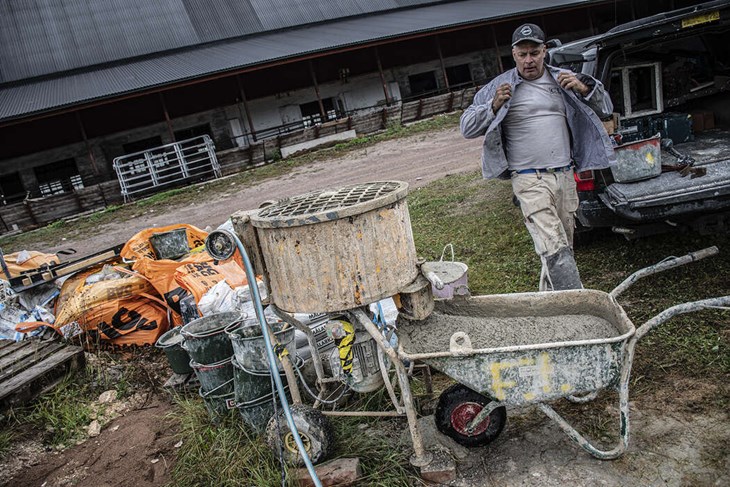 Johan Sundström är tidigare bekant med klosterruinen och är nu på plats för det sista jobbet. Foto: Christian Larsen