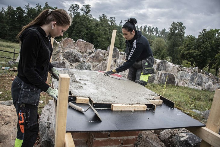 Mallen fylls med betong, som sen ska märka ut var pelarna en gång stod. Foto: Christian Larsen