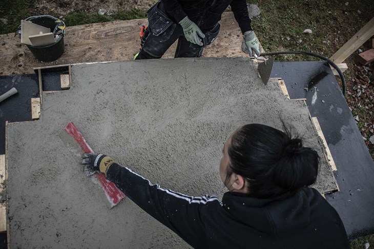 Betongen jämnas ut, både för hand och maskinellt. Foto: Christian Larsen