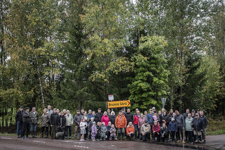 Samlingen mot kraftvärmeverket. Några av de berörda möttes upp vid den aktuella fastigheten. Foto: Christian Larsen