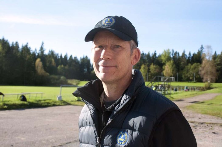 "Barnen har en bricka så när de testat en sport kryssar de för i den. De får vara på varje station i 20 minuter, sedan är det en signal och så byter de station" säger Tobias Hedwall, rörelsekonsulent på RF-Sisu Dalarna och ansvarig för Idrottsdagen i läne