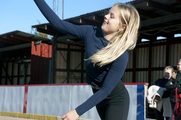 "Rörelse är bättre än att sitta framför datorn, men man måste prova för att förstå", säger Tyra Svanström som här kastar kula. Foto: Lisa Björklund