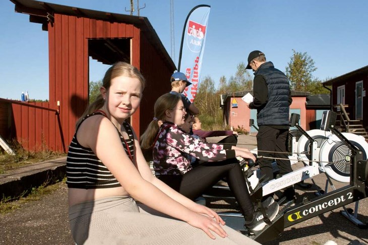 "Jag kör i en roddmaskin", säger Nova Birkdal som går i 6:an på Fors skola. Foto: Lisa Björklund