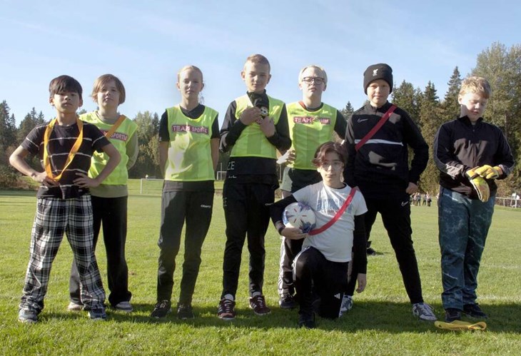 Li, Evan, Lovisa, Erik, Valter, Ali, Maximilian och Oliver provade på fotboll. Foto: Lisa Björklund