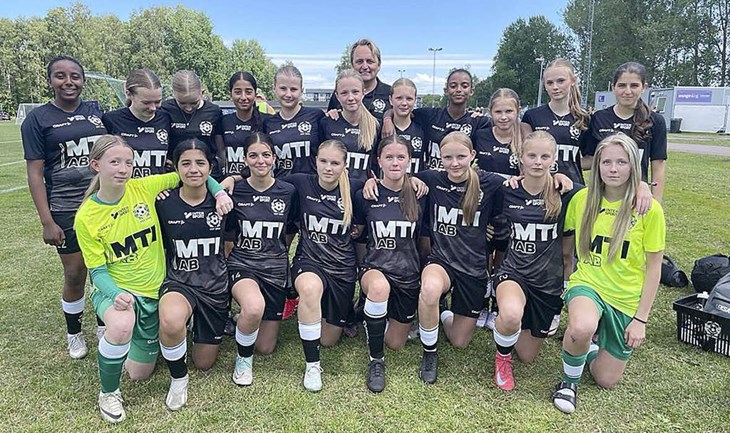 Skogsbo-Avesta IF och Avesta AIK:s lag som var med på Dalecarlia Cup i somras. Foto: Niclas Bergvall