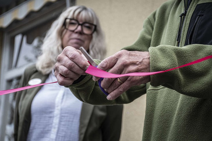 Pysselsaxen åkte fram till bandklippningen. Foto: Christian Larsen