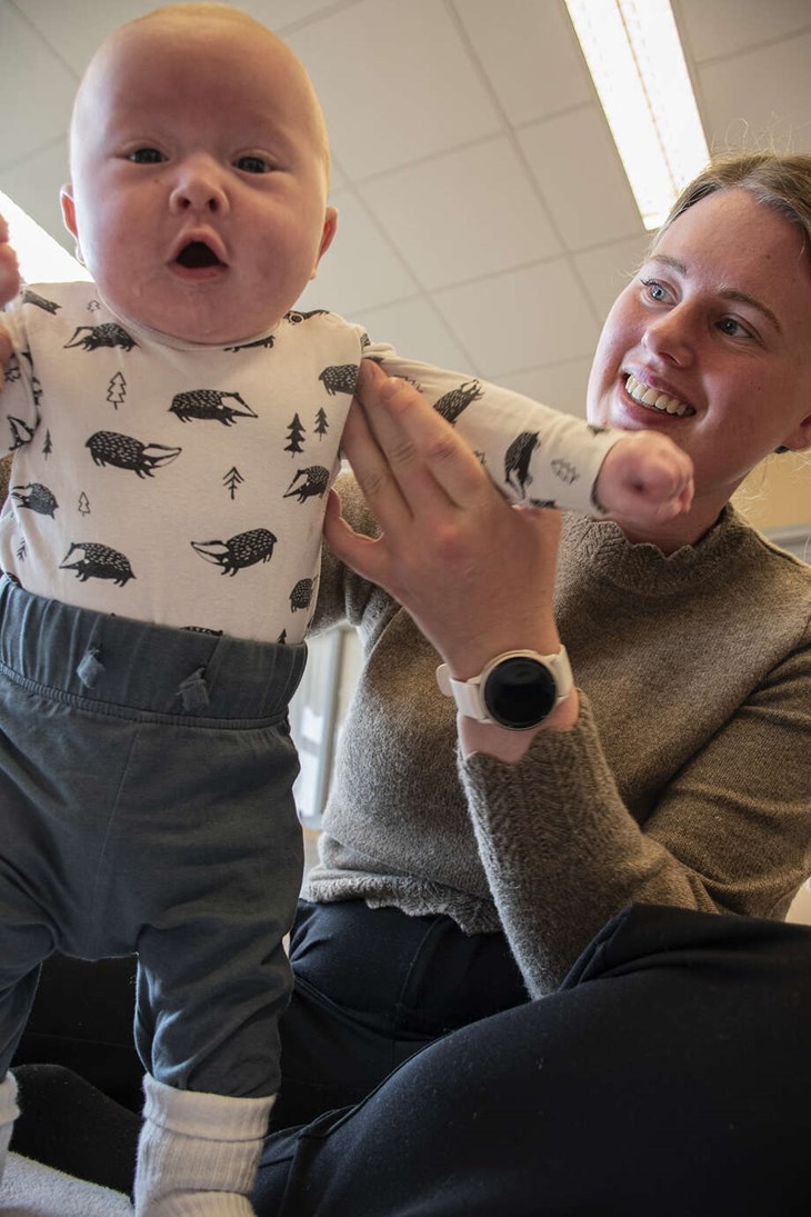 Amanda Fogel och Harry passar på att lära sig konsstycket att gå. Foto: Christian Larsen