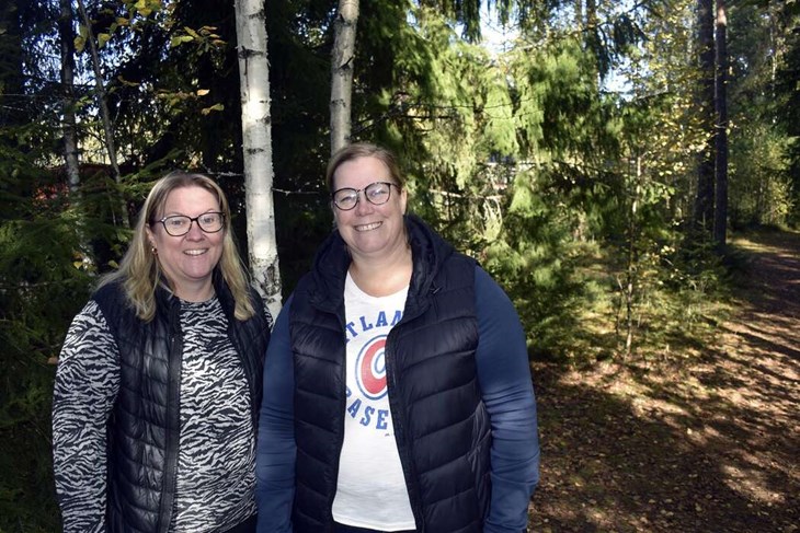 Cissi Löfgren Nordby och Karolina Hedberg vid skogsbrynet där spökvandringen avslutas. Foto: Pär Sönnert