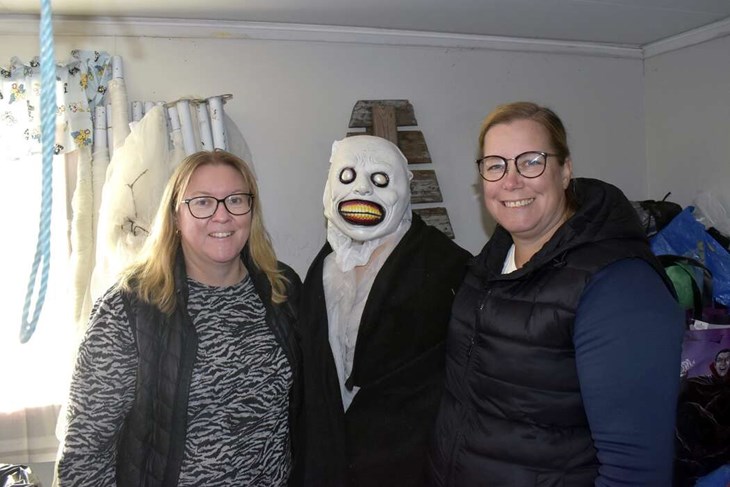 Cissi Löfgren Nordby och Karolina Hedberg flankerar en något mer läskig figur som kanske kan dyka upp under årets spökvandring. Foto: Pär Sönnert