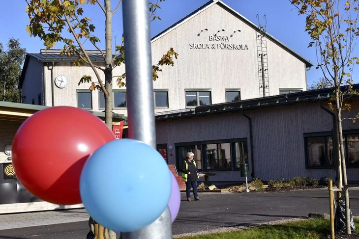 Solen strålade över Bäsna denna septembermorgon när den nybyggda skolan och förskolan invigdes. Skolan har ett 50-tal elever, men har plats för 80, medan förskolan har omkring 45 barn. Foto: Pär Sönnert