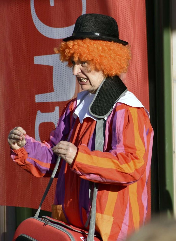 Till barnens stora förtjusning avslutades invigningen med att en glassclown, i form av Åsa Engström, dök upp och bjöd alla barn på glass. Foto: Pär Sönnert