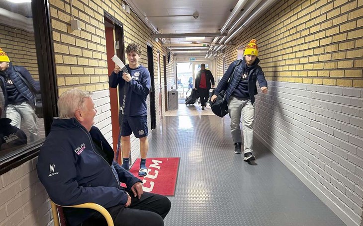 Körv-Åke pratar om kvällens match med centern Axel Stoltz medan motståndarlaget anländer till ishallen. Foto: Karin Diffner