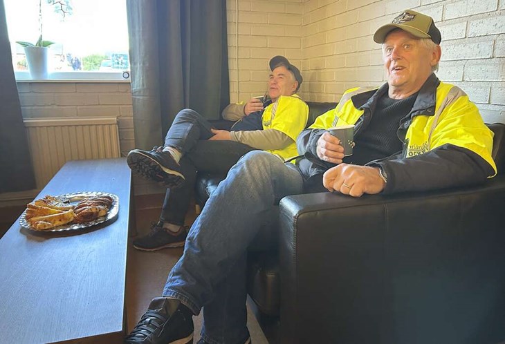 Niklas Dalkvist och Jan "Romme" Johansson passar på att fika innan publiken börjar strömma in i ishallen. Foto: Karin Diffner