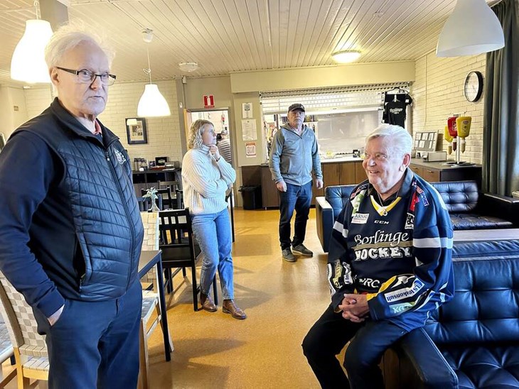 Många av funktionärerna har varit hockeyn trogen i åratal. Sören Hortlund (till vänster) och Körv-Åke Eriksson är två av dem. I bakgrunden laddar Johanna Ohrzén och Tobbe Mårtensson inför kvällens match. Foto: Karin Diffner