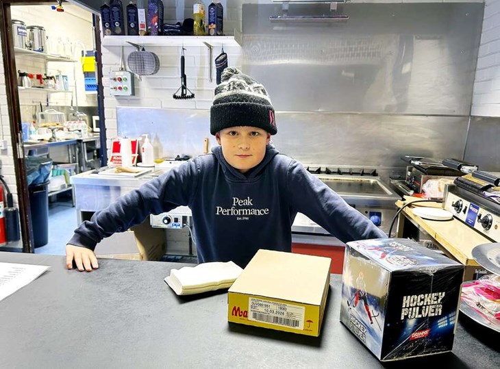 Borlänge Hockey har ett gäng sammansvetsade funktionärer som ser till att matcherna blir trevliga och säkra. Den yngsta av dem är Per Boström, snart elva år. "Det roligaste är att sälja i kafeterian", säger han. Foto: Karin Diffner