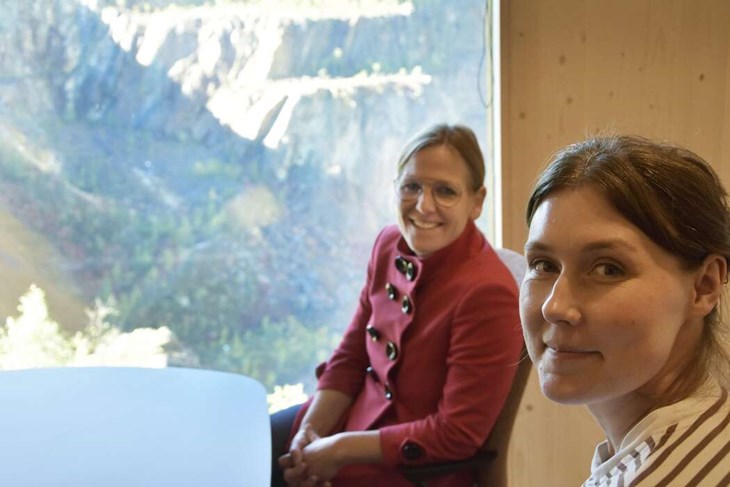 Falu gruvas Agnes Loman och Anna Björkman, här i det nya konferensrummet beläget direkt under utsiktsplatsens oblyga dimensioner. Foto: Sonny Jonasson