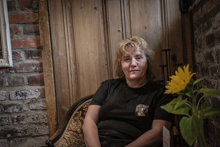 Ulrika kombinerar rollen som personlig assistent och caféägare. Foto: Christian Larsen