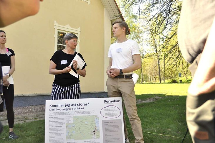 Eva Emmelin, projektkommunikatör, och Carl Sterky, biträdande projektledare, svarade på Horndalsbornas frågor i maj 2024. Foto: Lisa Björklund