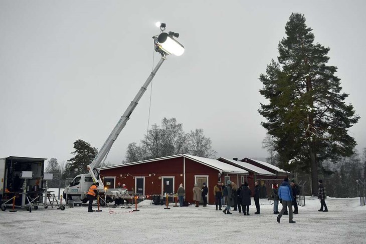 Ängsholns folkpark i Gagnefs kyrkby förvandades till "Ängshollywood" under några dagar vintras. När mörkret föll över Ängsholn tog man till hjälp från ovan att få ljus över inspelningsplatsen. Foto: Pär Sönnert