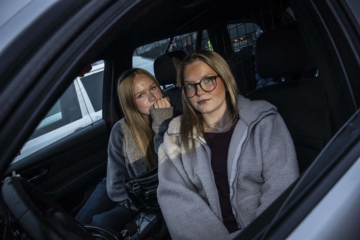 Meja Nordström Wallin och Timea Lövdin hade kört till träffen från Avesta. Foto: Christian Larsen