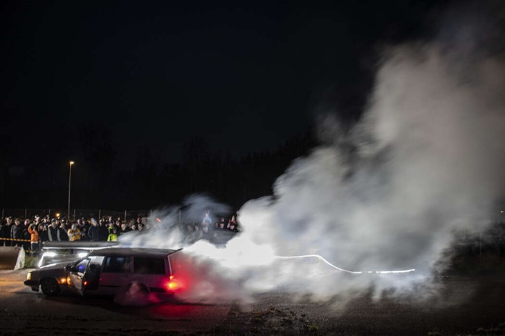 Några av de burnouttävlanden valde att spränga däcken. Foto: Christian Larsen