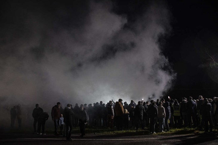 Det brända gummit lade sig över publikhavet. Foto: Christian Larsen