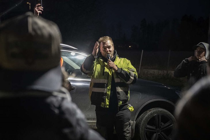 Youtubern Adam Myllylä drog igång festen en timme efter insläpp där första tävlingen blev burnouts på tävlingsbanan på motorstadion. Foto: Christian Larsen