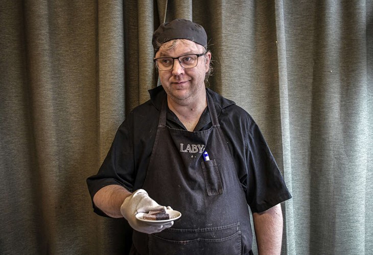 Mattias med årets bidrag till tävlingen som hölls i Skellefteå. Foto: Jens Wikholm