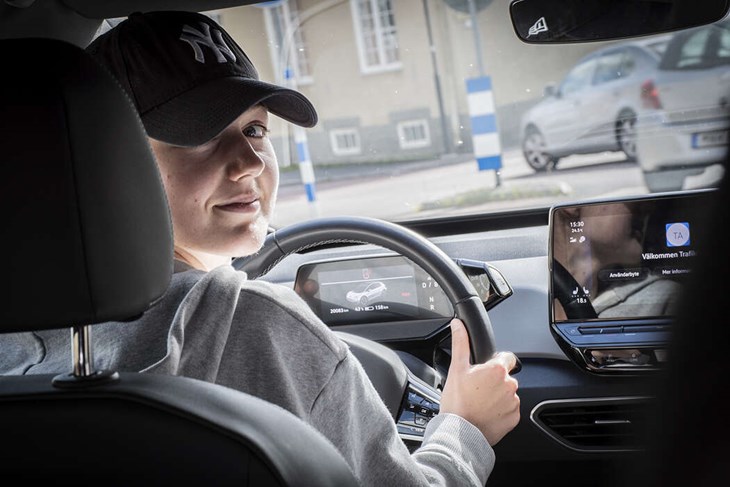 Malin Bahgat från Stockholm tog automatkörkort i Hedemora. Foto: Christian Larsen