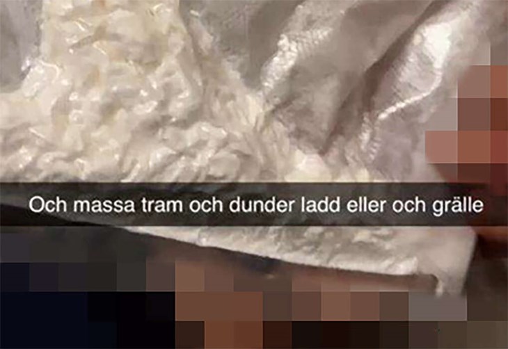 Kokain marknadsförs i mannens chatt. Foto: Polisens förundersökning