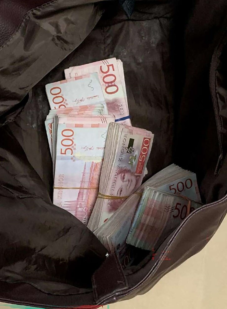 336 000 kronor hittades i hemmet, pengar som polisen misstänker kommer från brottslig verksamhet. Foto: Polisens förundersökning.