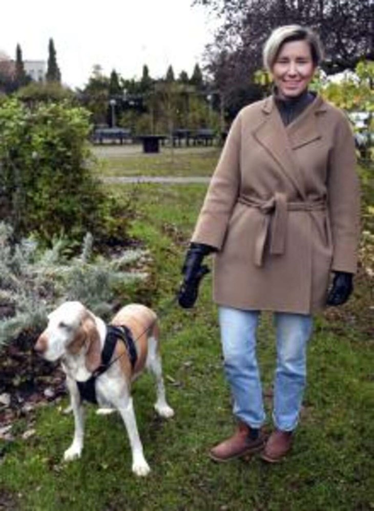 Johanna Flood tillsammans med hunden Betty. Efter att ha jobbat som journalist och kommunikatör på Länsstyrelsen Dalarna pluggade Johanna hållbarhet och blev senare miljöchef på Hitachi Energy, ett företag med 40 000 anställda i 100 länder. I dag driver h