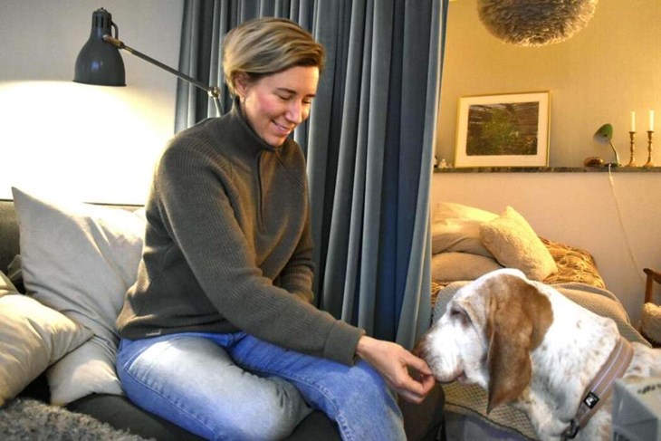 Johanna Flood gosar med hunden Betty. Den 24 november släpper Johanna boken "Konsumindre", under Black Week, vilket är ett medvetet val. Foto: Pär Sönnert