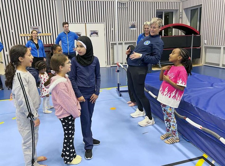 "Hoppa och visa magen för taket", instruerar Ulrika Hill de tjejer som aldrig har provat höjdhopp förut. Foto: Karin Diffner