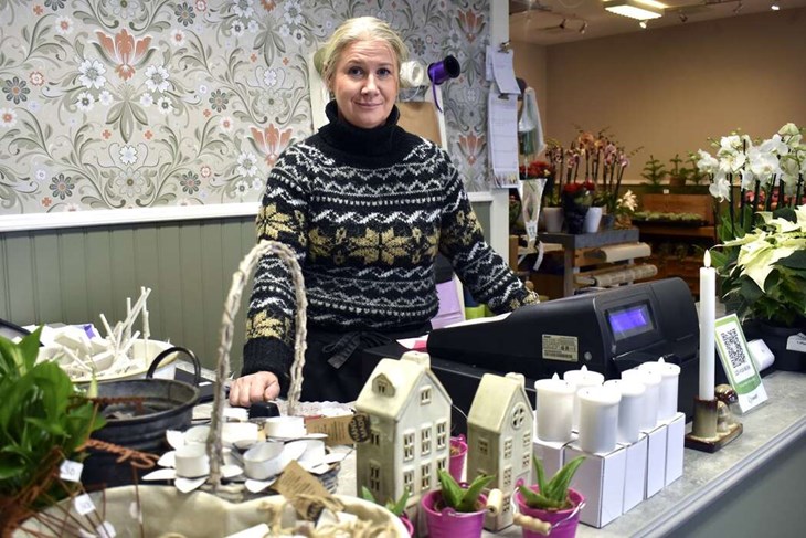 Louise Jons bakom disken till sin nyöppnade blombutik. "Jag tycker att det ska finnas minst en blombutik i varje stad", säger hon. Foto: Pär Sönnert
