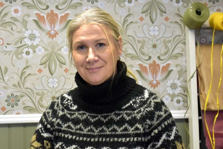 När Louise Jons pappa hastigt gick bort i cancer fick hon ett uppvaknande. "Jag inser att livet är för kort för att inte våga chansa lite ibland, så jag såg till att utbilda mig till florist", berättar hon. Foto: Pär Sönnert