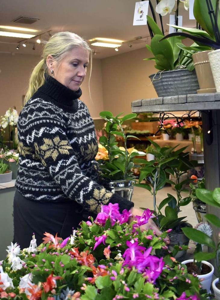 Louise Jons påtar med blommor i sin nyöppnade butik. Foto: Pär Sönnert