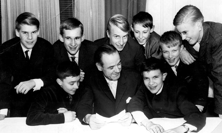 15 årsjubileet på Centrumbaren i Krylbo. Nestorm Acke Nilsson med en samling ungdomar: Peder Kjell, Hans Käck, Alf Helander, Bosse Sjöholm och Thomas Nyberg. Längst fram: Lennart Eriksson, Per-Olof Lemoine och Alf Rönn. Foto: Privat