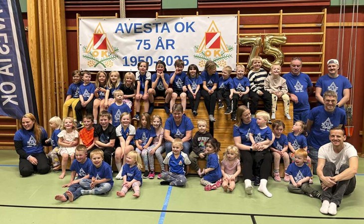 Avesta OK firade nyligen 75 år med lite fika och ett gruppfoto vid veckans aktivitet för barn och ungdom i Domarhagen. Foto: Stefan Nyberg