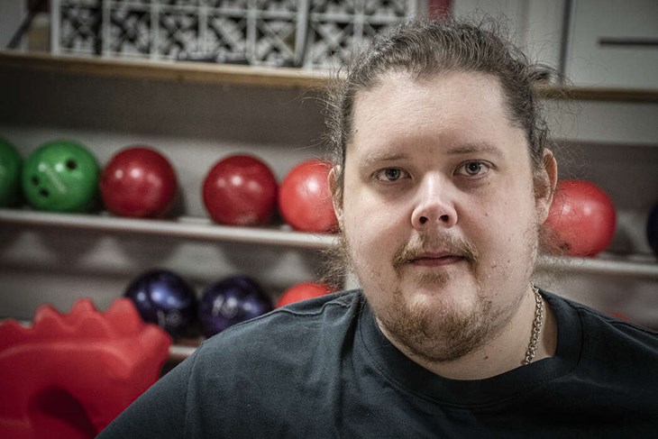 Viktor Pligg skulle få fler kollegor. Nu kunde politiken inte ta beslut om att utöka personalstyrkan i bowlinghallen eftersom brandfrågan stängde lokalerna. Foto: Christian Larsen
