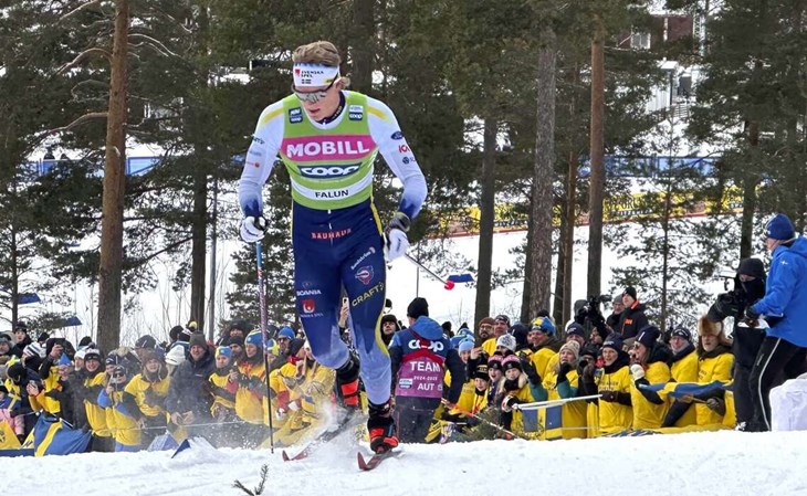Edvin Anger kämpar sig uppför sprintbacken i Falun, med delar av sin stora personliga hejaklack i ryggen. Foto: Anders Hansson