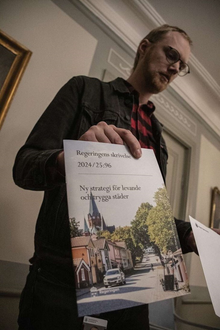 Hoppet om svar från arbetsmarknadsministern släcktes när Aura öppnade brevet från riksdagen. Foto: Christian Larsen