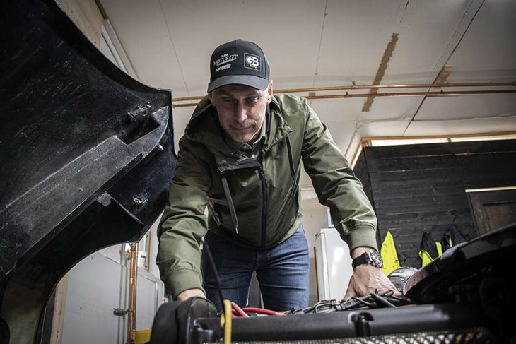 Nytt inför kommande säsong är att pappa Jonas kan ha radiokontakt med Gustav under racen. Annars är det han som skruvar med mekarlärlingen Gustav bredvid sig. Foto: Christian Larsen