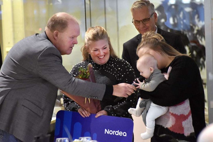 Isac, fem månader, stal showen när Louise och Caroline Sandström, från Borlänge Truppgymnaster, fick ta emot sitt stipendium. Till vänster ses dagens konferencier Mats Ingels som lånade ut mikrofonen till Isac. Foto: Pär Sönnert